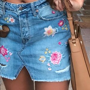 American Eagle Outfitters women’s embroidered jean skirt. Size: 6